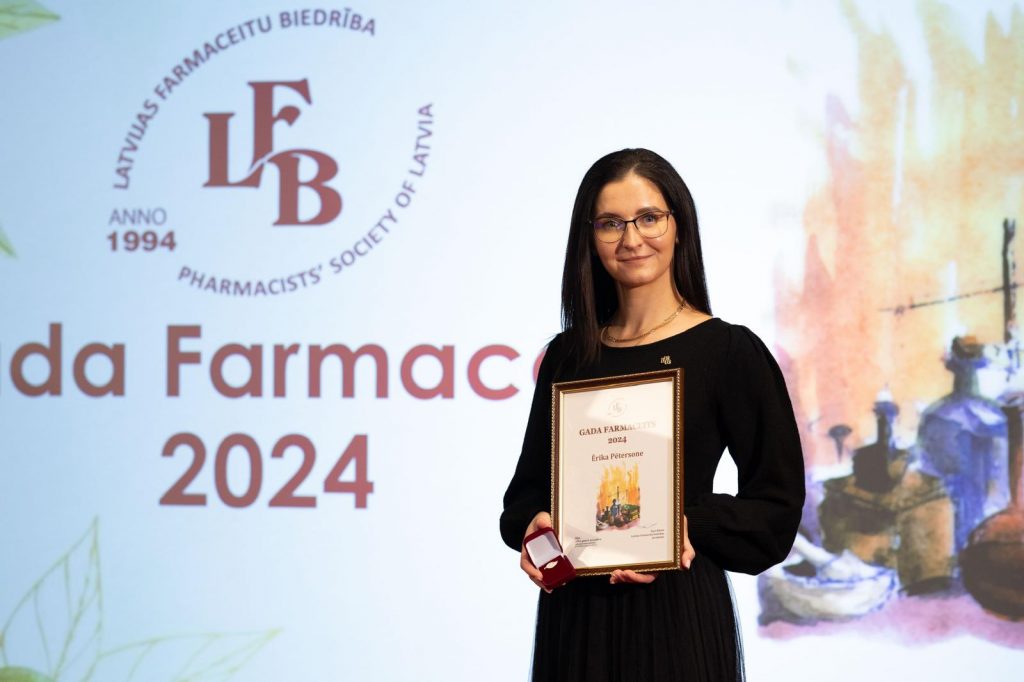 Dzirkstoša enerģija un profesionalitāte: Gada farmaceite 2024 – Ērika Pētersone