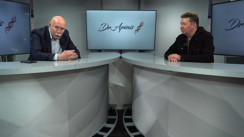 VIDEO. Vēstures zinātņu doktors Juris Ciganovs stāsta Pēterim Apinim par notikumiem 1940. gada jūnijā, Padomju Krievijai okupējot Latviju