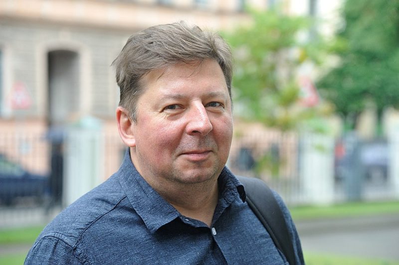 VIDEO. Vēstures zinātņu doktors Juris Ciganovs stāsta Pēterim Apinim par Bulgakova “Suņa sirdi”, kas tapusi pirms 100 gadiem