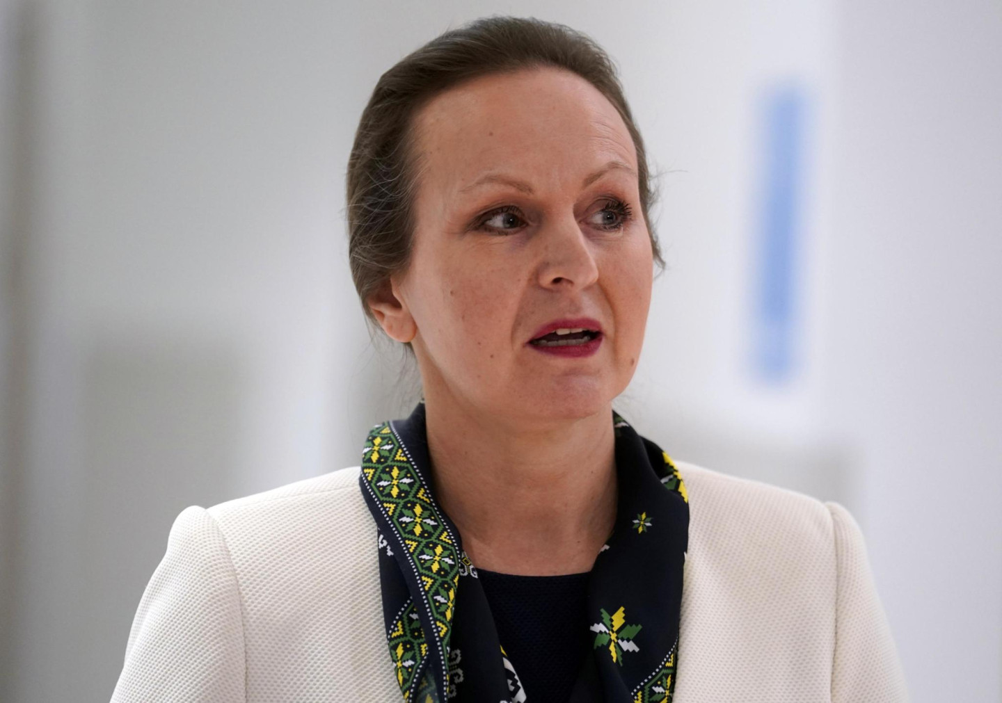 Bijusī veselības ministre rosina slimības lapas izsniegt tikai pēc trešās slimošanas dienas