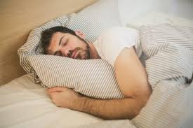 Veselības indekss: Tikai 40% iedzīvotāju miegam velta vismaz 7 stundas, kas ir zemākais rādītājs 5 gadu laikā