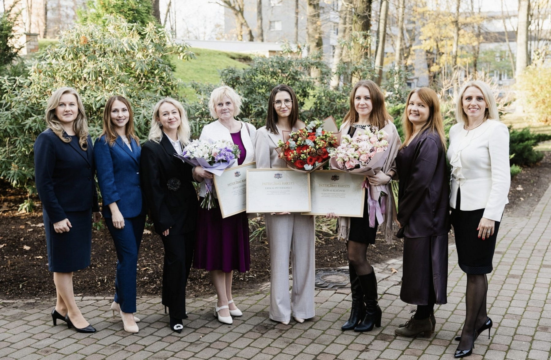 Novērtēts sirdsdarbs un profesionalitāte: Mēness aptiekas farmaceites saņem valsts atzinību