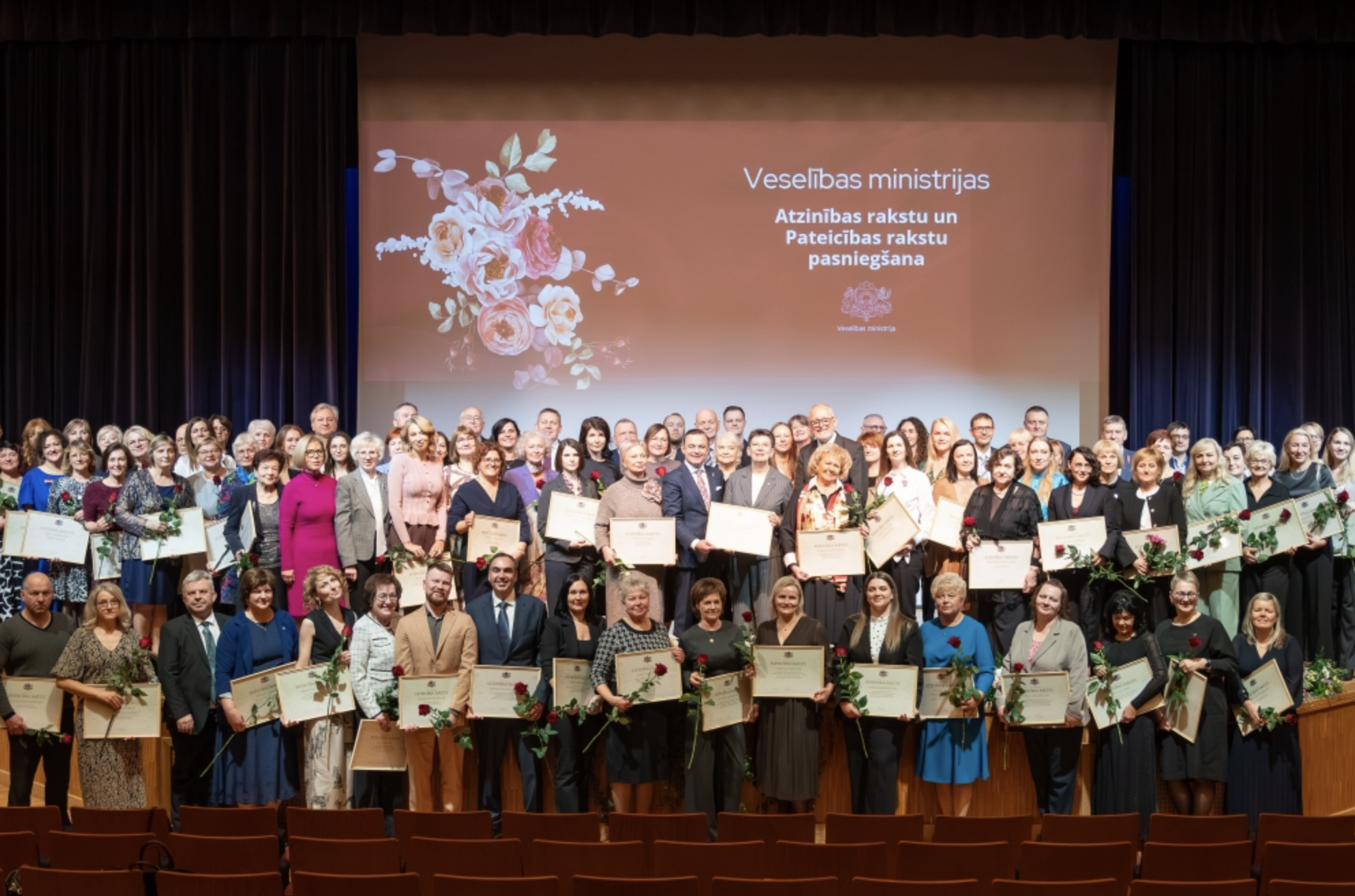 Veselības nozares profesionāļiem pasniegti MK Atzinības raksti un Veselības ministrijas apbalvojumi - LV portāls